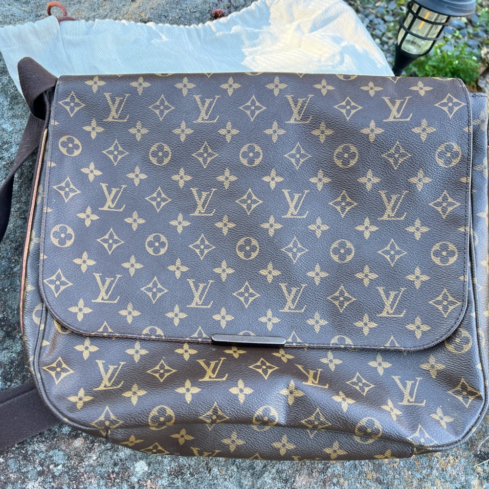 Louis Vuitton Monogram Beaubourg MM Messenger Bag - LIKE NEW!